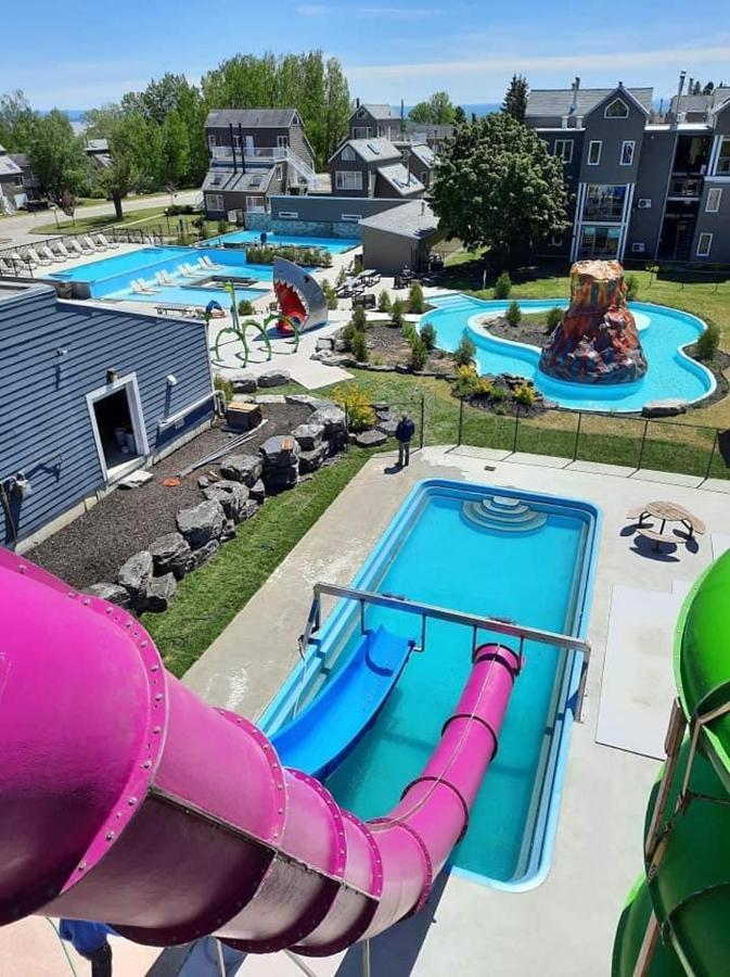 Condo Avec Parc Aquatique ! Beaupré Екстериор снимка